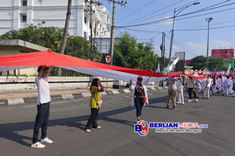 Karnaval Paskah Semarang : GBT Kristus Penebus dan STT Kristus Alfa Omega Bentangkan Bendera Ratusan Meter