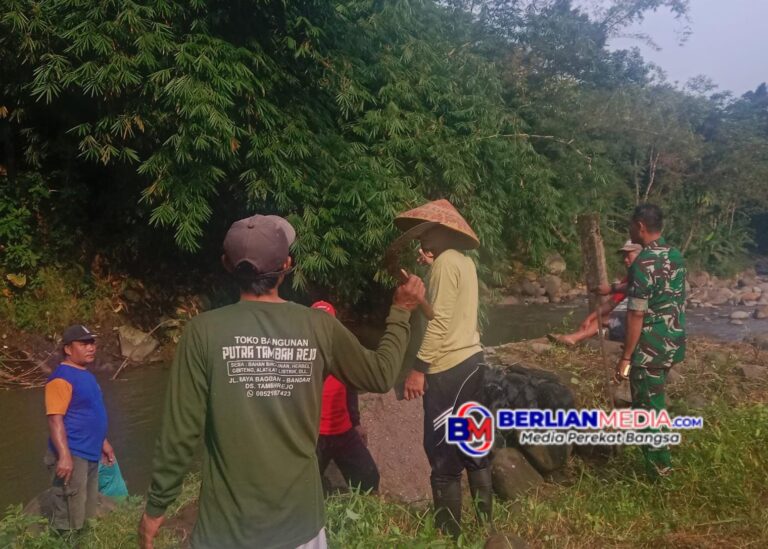 Gotong Royong Penuh Semangat, TNI dan Warga Bersihkan Lokasi Pembangunan Jembatan Gantung