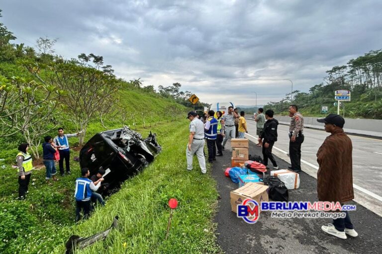 Diduga Mengantuk, Toyota Hiace Tabrak Truk di Jalur Tol Semarang-Solo 