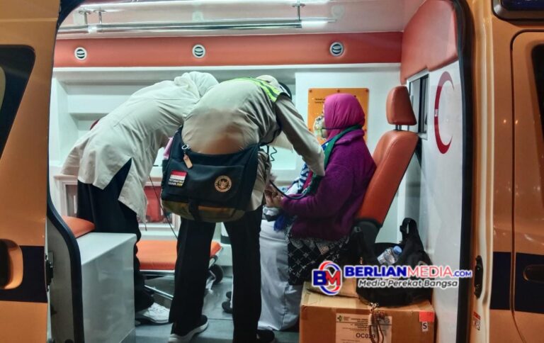 Tim Dokter PPIH Daker Bandara Gercep Berikan Pertolongan Jemaah Asal Jakarta, Sesak Nafas Saat Tiba di Bandara AMAA