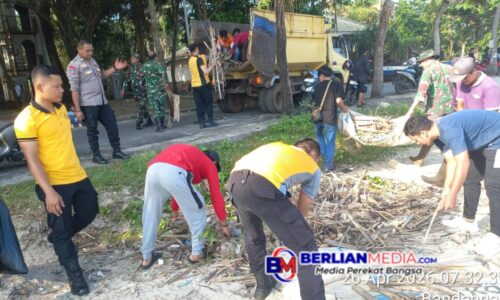 Peringati 1 Dekade Jepara Ourland Park, Polsek Mlonggo Bersama Warga Gelar Aksi Bersih Pantai Jubel