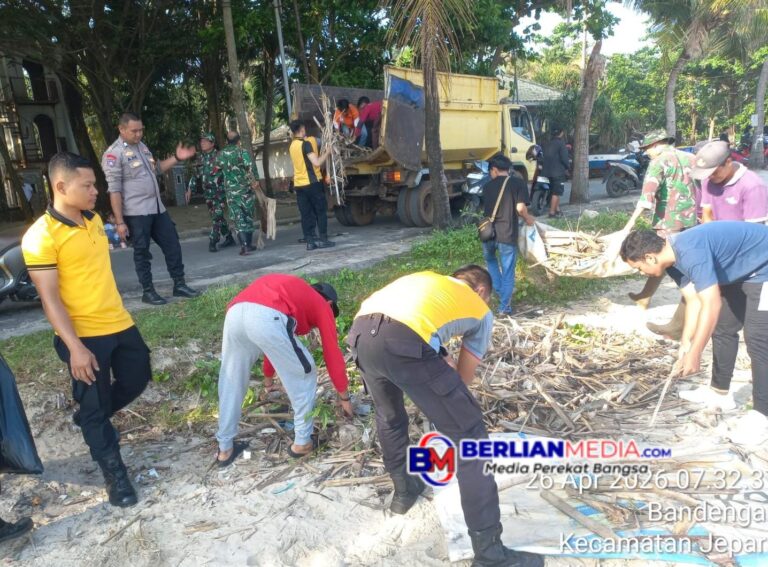 Peringati 1 Dekade Jepara Ourland Park, Polsek Mlonggo Bersama Warga Gelar Aksi Bersih Pantai Jubel