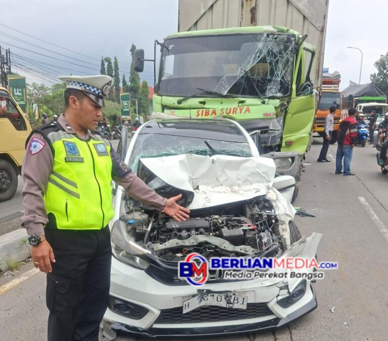 Gagal Fungsi Pengereman, Truk Muat Tepung Alami Karambol di Turunan Exit Tol Bawen