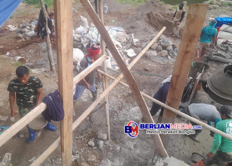 Manfaatkan Mesin Molen, Babinsa Koramil 07/Bandar Ajak Warga Cor Tanggul Jembatan Garuda