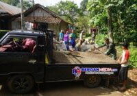 TNI dan Warga Berjibaku Turunkan Material Pasir Jembatan Gantung Garuda