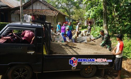 TNI dan Warga Berjibaku Turunkan Material Pasir Jembatan Gantung Garuda