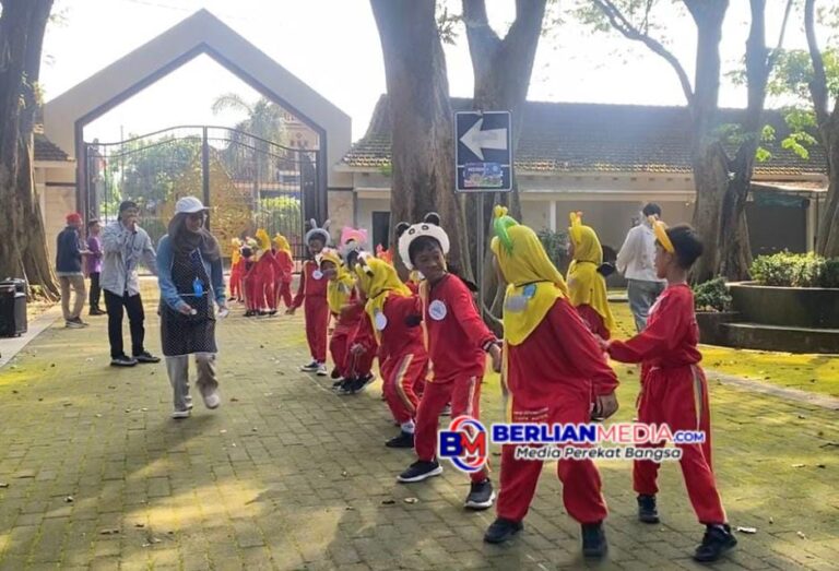Outing Class SD Muhammadiyah Birrul Walidain Kudus dengan Belajar Bahas Inggris di Taman Krida Wisata