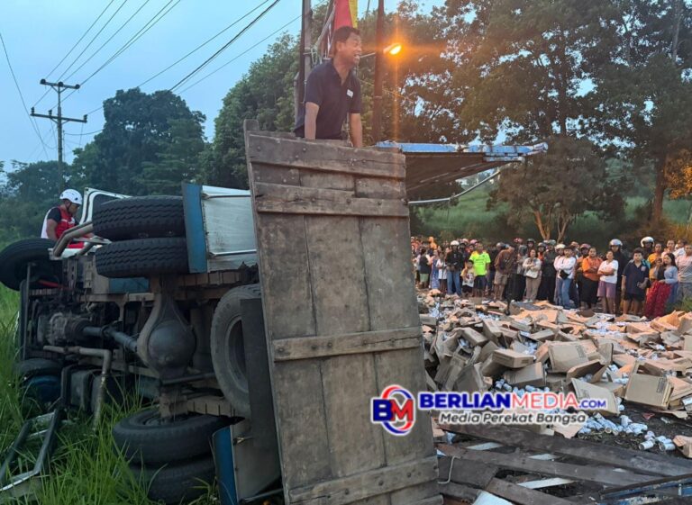 Diduga Rem Bermasalah, Truk Muatan Susu Kaleng Terguling Tabrak Pembatas Jalan di Simpang Salib Putih