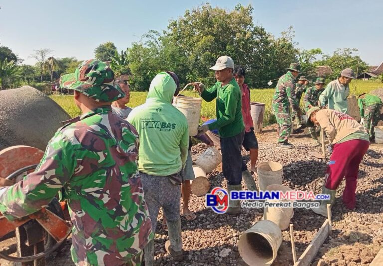 Ajang Gotong Royong Libur Tanggal Merah, Warga Kauman dan Satgas TMMD Kebut Pengecoran Jalan